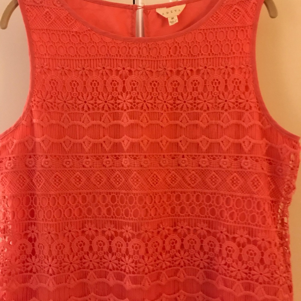 Adiva sleeveless top w/ lace overlay & trim nwot M